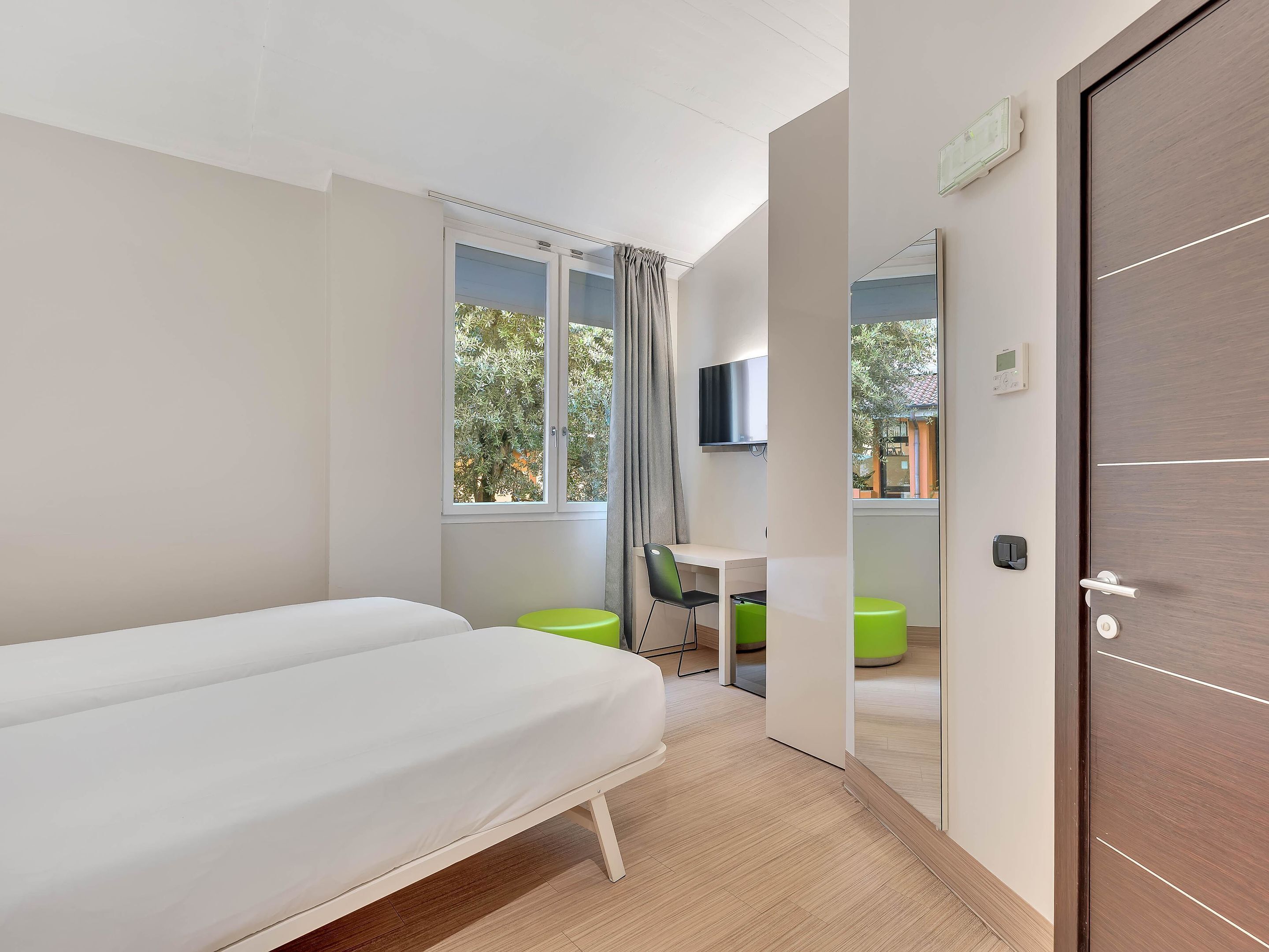 Standard tvåbäddsrum - icke-rökare | Värdeförvaringsskåp på rummet, skrivbord och mörkläggningsgardiner