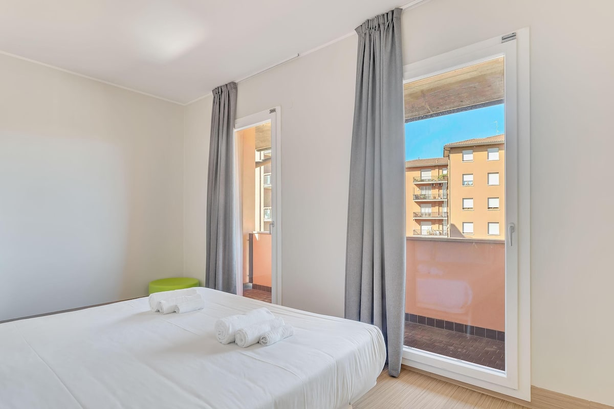 Quarto solteiro standard, para não fumantes, terraço | Cofres nos quartos, escrivaninha, cortinas blackout, Wi-Fi de cortesia