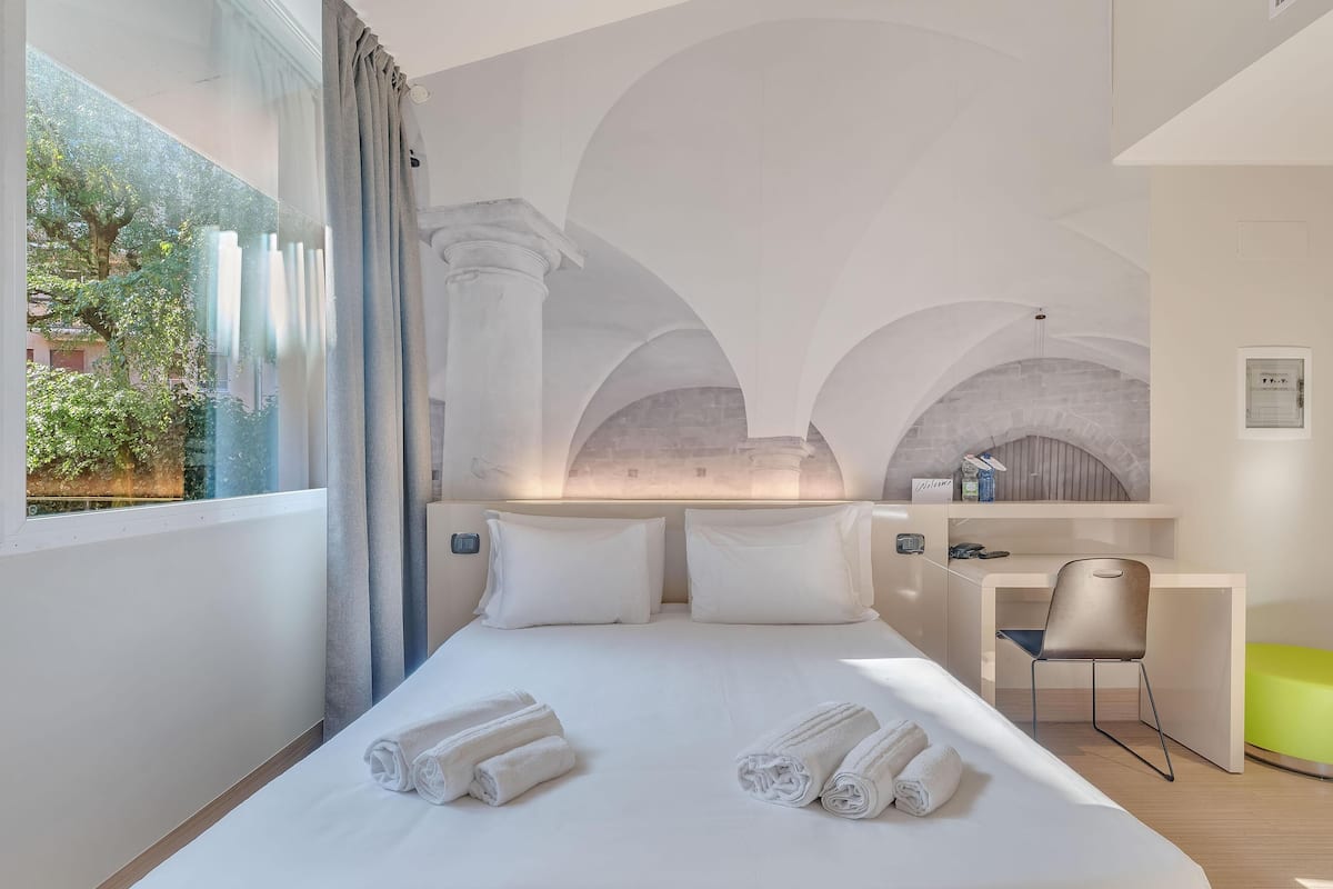 Quarto casal luxo | Cofres nos quartos, escrivaninha, cortinas blackout, Wi-Fi de cortesia