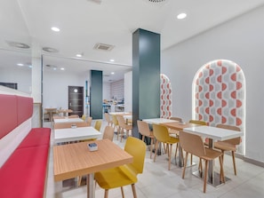 TĂ€gliches FrĂŒhstĂŒcksbuffet (9.50 EUR pro Person)