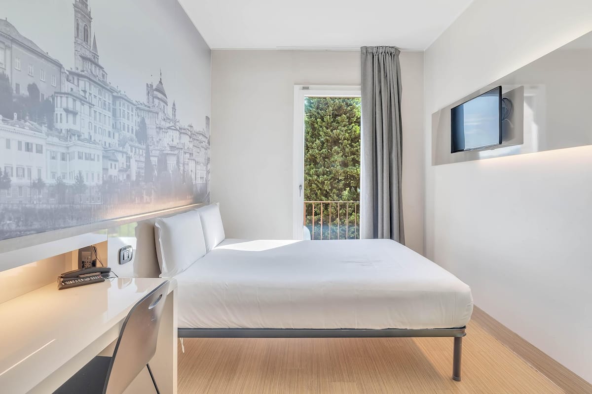 Quarto casal | Cofres nos quartos, escrivaninha, cortinas blackout, Wi-Fi de cortesia