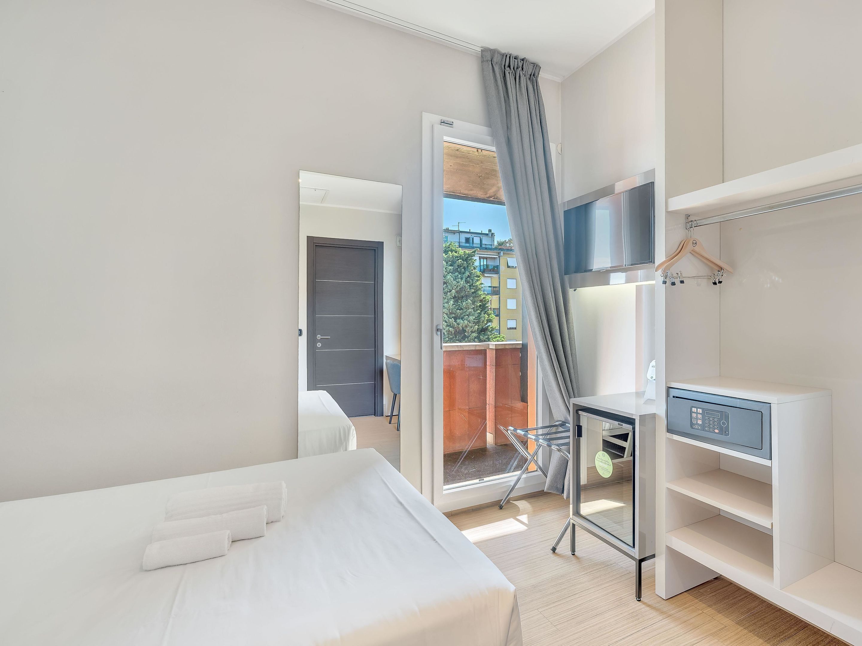 Standard enkelrum - terrass | Värdeförvaringsskåp på rummet, skrivbord och mörkläggningsgardiner