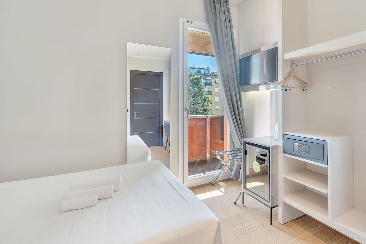 Standard enkelrum - terrass | Värdeförvaringsskåp på rummet, skrivbord och mörkläggningsgardiner