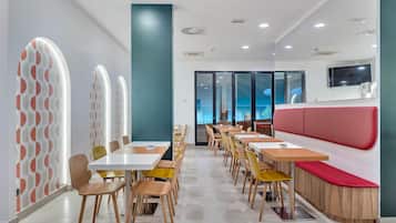 Tägliches Frühstücksbuffet (9.50 EUR pro Person)