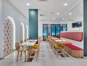 Café da manhã com buffet todos os dias (EUR 9.50 por pessoa) 