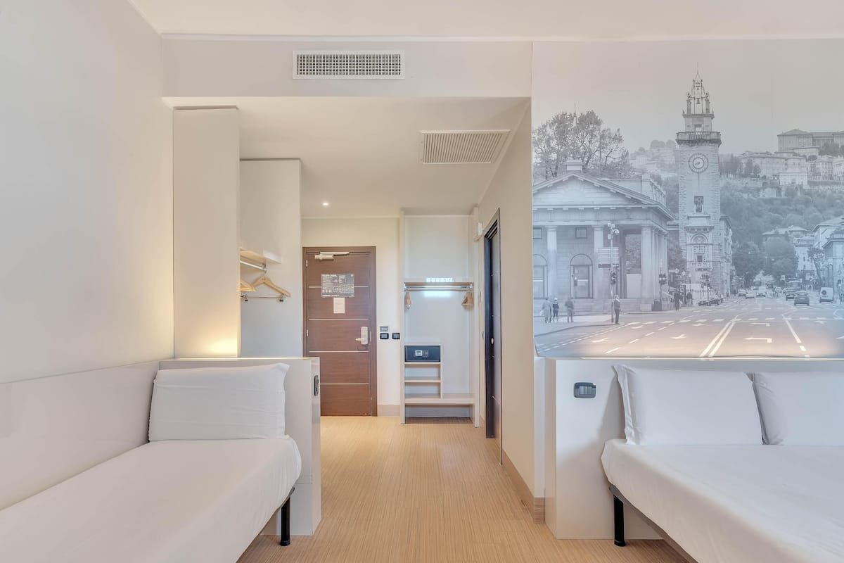 Quarto triplo | Cofres nos quartos, escrivaninha, cortinas blackout, Wi-Fi de cortesia