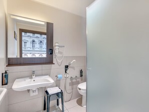 Regadera, amenidades de baño gratuitas, secadora de cabello, bidet