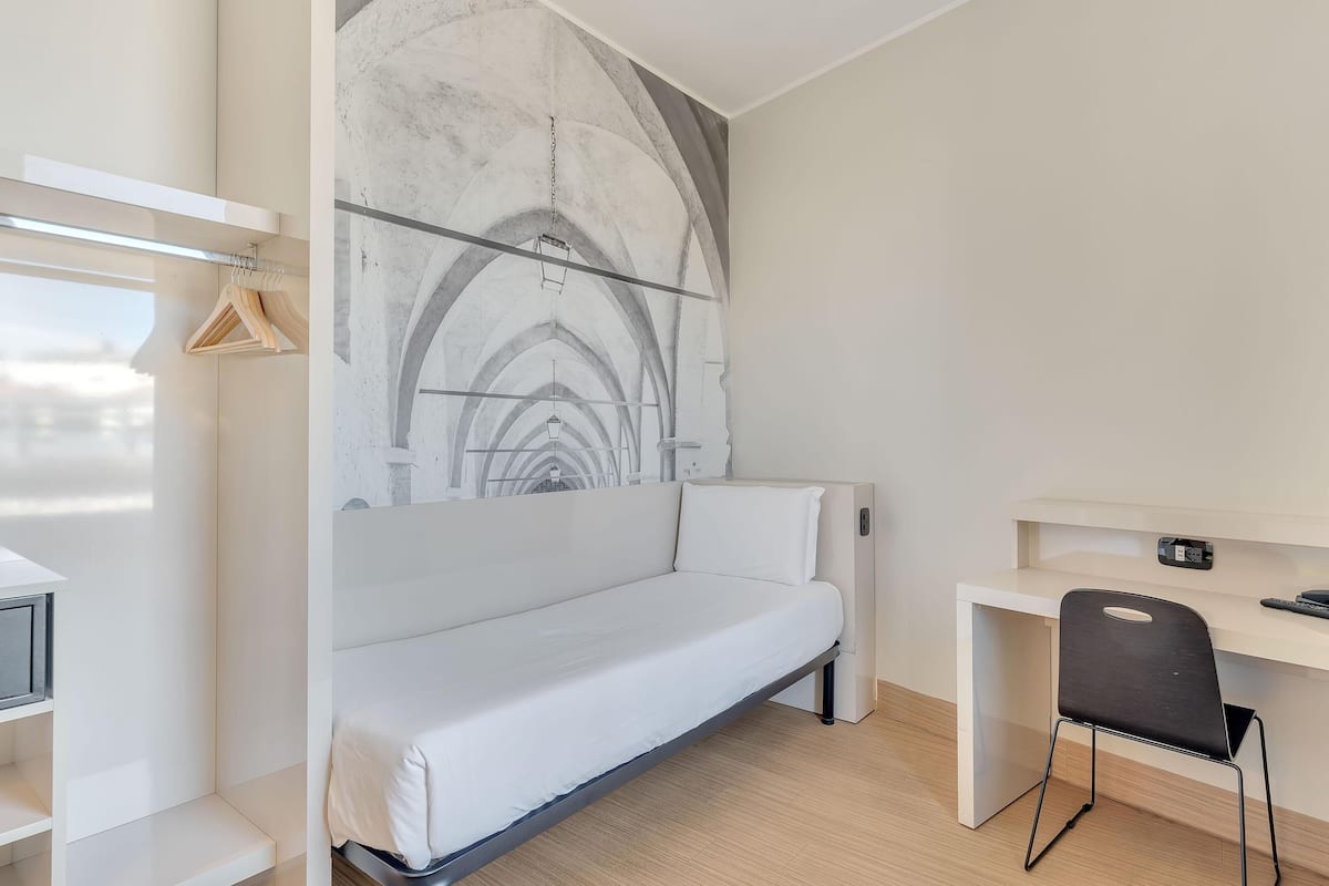 Quarto solteiro | Cofres nos quartos, escrivaninha, cortinas blackout, Wi-Fi de cortesia