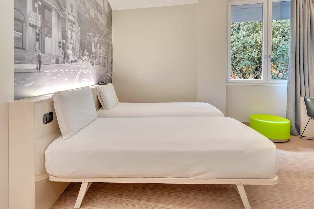 Quarto duplo | Cofres nos quartos, escrivaninha, cortinas blackout, Wi-Fi de cortesia