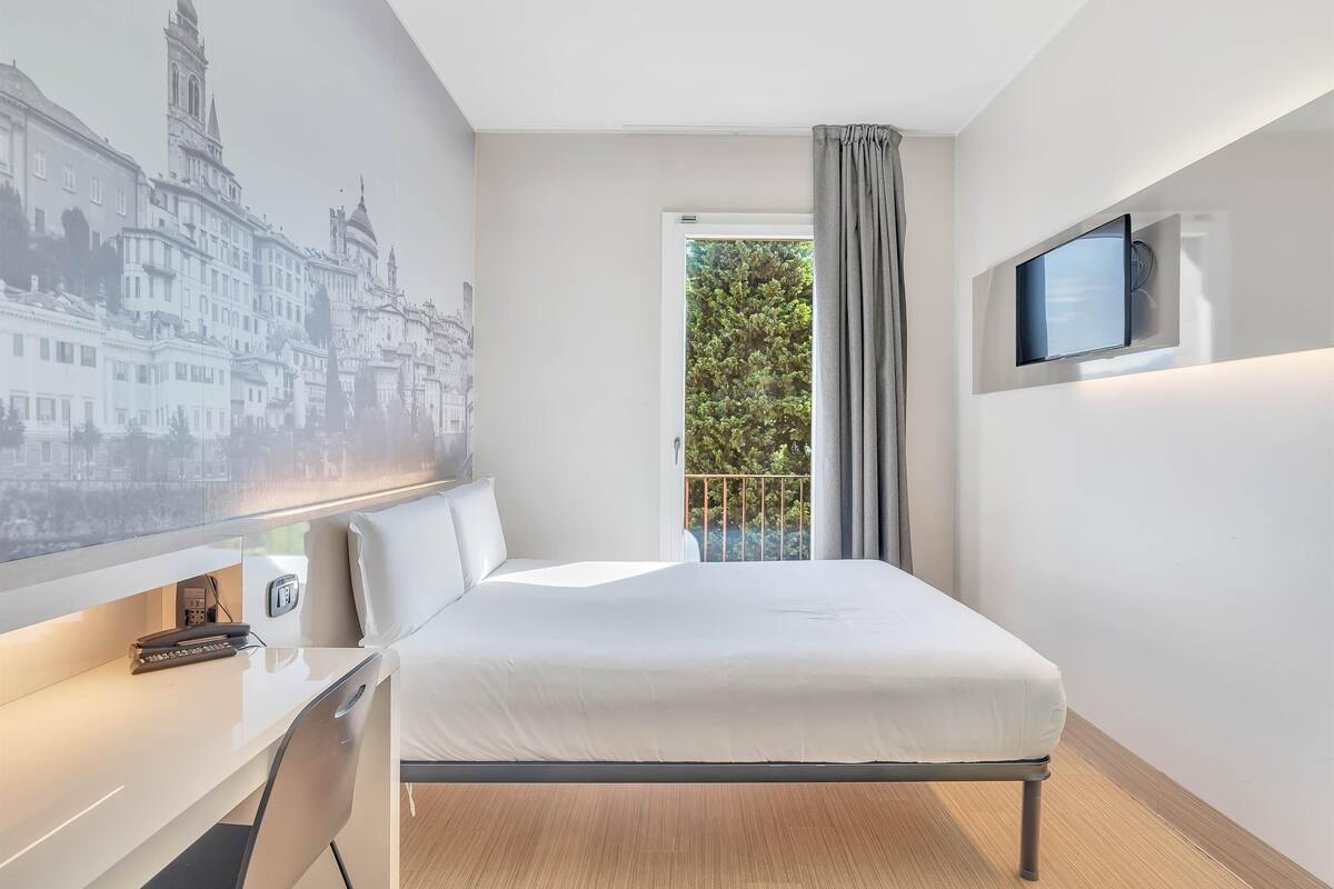 Double Room | 1 bilik tidur, peti besi dalam bilik, meja, langsir/tirai gelap terus