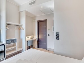 Quarto solteiro standard, para não fumantes, terraço | Banheiro | Chuveiro, produtos de toalete grátis, secador de cabelo, bidê