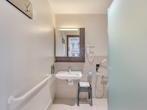 Shower, free toiletries, hair dryer, bidet