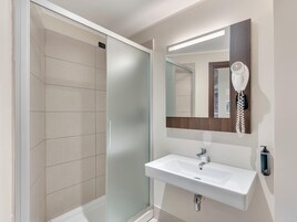 Caja de seguridad en la habitación, escritorio y cortinas blackout