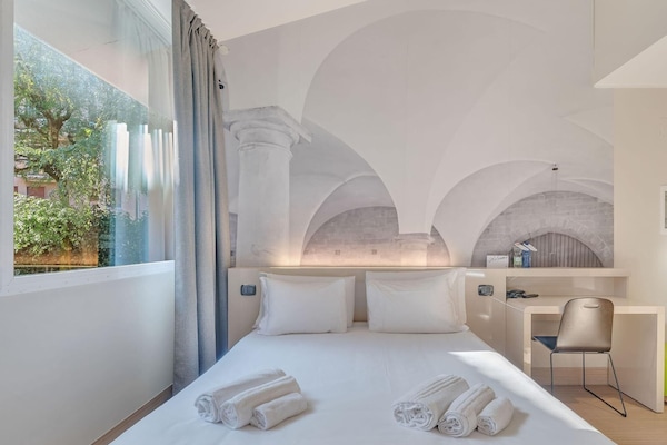 Una cassaforte in camera, una scrivania, tende oscuranti, Wi-Fi gratuito