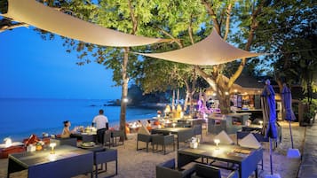 Breakfast, lunch, dinner served; Thai cuisine