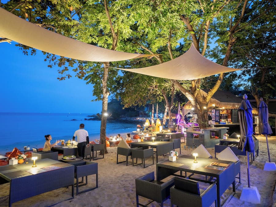 Se sirven desayunos, almuerzos, cenas y cocina tailandesa