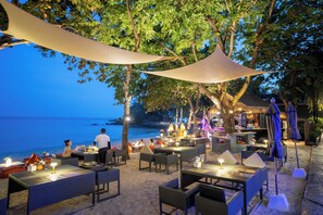 Phục vụ bữa sáng, bữa trưa, bữa tối, món Thái 