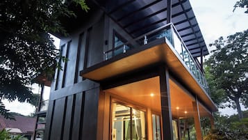 Suite Grand Wooden Style | 迷你吧、客房內保險箱、免費無線上網、床單