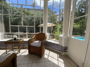 Royal Double Room | Living area | 32-inch LED TV with cable channels, TV - Pousada Princesa Isabel - Visconde (Petrópolis)