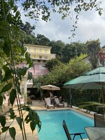 Piscina externa, funciona das 11h às 20h, guarda-sóis, espreguiçadeiras