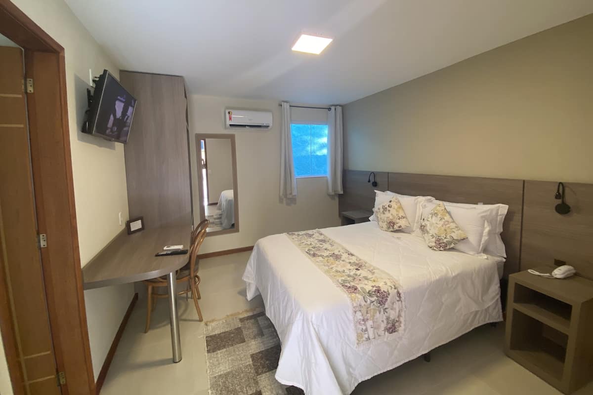 1 habitación, minibar, muebles diferentes y escritorio
