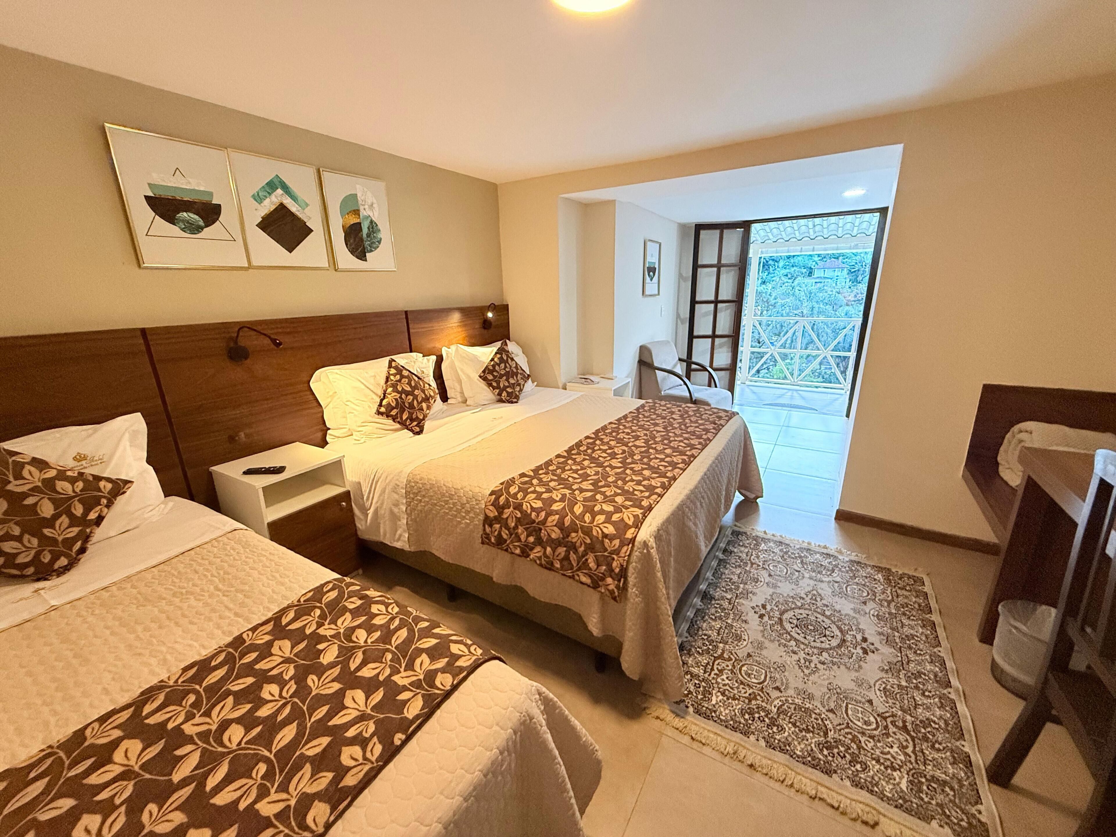 Quarto triplo premium | Frigobar, individualmente mobiliados, escrivaninha
