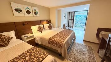 Quarto triplo premium | Frigobar, individualmente mobiliados, escrivaninha