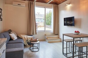 Comfort Penthouse, 2 Bedrooms (1052) | Living area | Flat-screen TV - Sagrada Familia Flats (Barcelona)