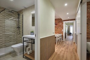 Superior Apartment, 3 Bedrooms (1012) | Bathroom | Shower, hair dryer, towels - Sagrada Familia Flats (Barcelona)