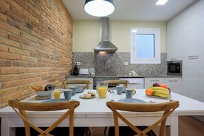 Family Apartment, 3 Bedrooms (1023) | Private kitchen | Fridge, microwave, oven, stovetop - Sagrada Familia Flats (Barcelona)