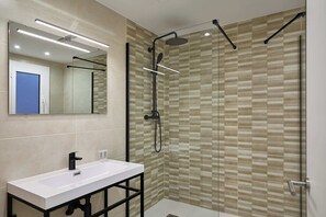 Superior Apartment, 3 Bedrooms (1012) | Bathroom | Shower, hair dryer, towels - Sagrada Familia Flats (Barcelona)