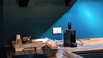 Luxury Apartment (Appartamento Suite) | Living area | 30-inch Smart TV with satellite channels, streaming services