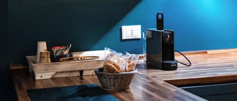 Appartamento Luxury (Appartamento Suite) | Area soggiorno | Smart TV 30 pollici con canali satellitari, servizi in streaming