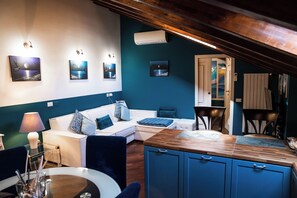 Luxury Apartment (Appartamento Suite) | Ruang tamu | 30 inci sebuah televisyen pintar dengan satelit 