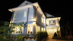 A two-story house with a sign reading "Blue House." - Blue House Sukhothai (Sukhothai)