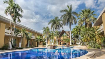 Kamar Double Mewah | Kolam renang