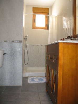 Traditional House | Bathroom