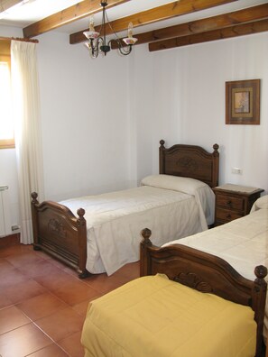 Traditional House | Iron/ironing board, free cribs/infant beds, rollaway beds, free WiFi - Casa Rural Arturo I (Sahagun)