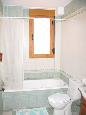 Traditional House | Bathroom | Towels - Casa Rural Arturo I (Sahagun)