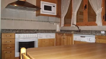 Nhà truyền thống | Bếp riêng | Tủ lạnh, lò vi sóng, bếp nấu, máy rửa bát