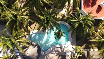 2 piscinas externas, funciona das 8h às 21h, espreguiçadeiras