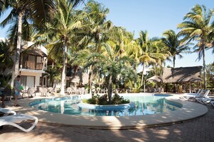 2 piscinas al aire libre, sillones reclinables de piscina