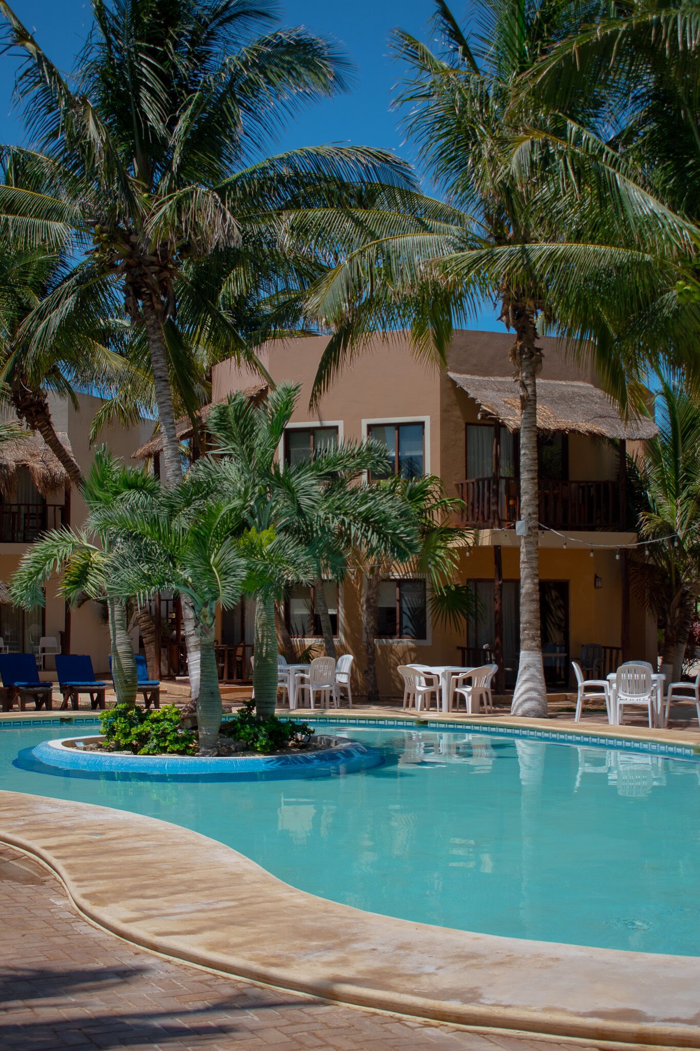 2 座室外游泳池，開放時間為 08:00 至 21:00，提供日光浴躺椅