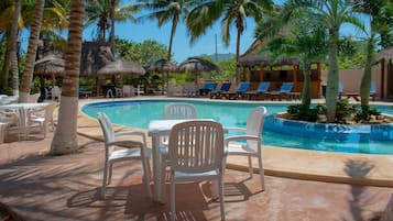 2 piscinas al aire libre (de 08:00 a 21:00), tumbonas