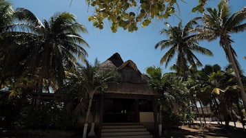 Breakfast, lunch, dinner served; seafood