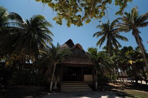 Déjeuner, dîner et souper servis sur place; cuisine de fruits de mer 
