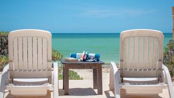 Plage, cabines gratuites, chaises longues, parasols