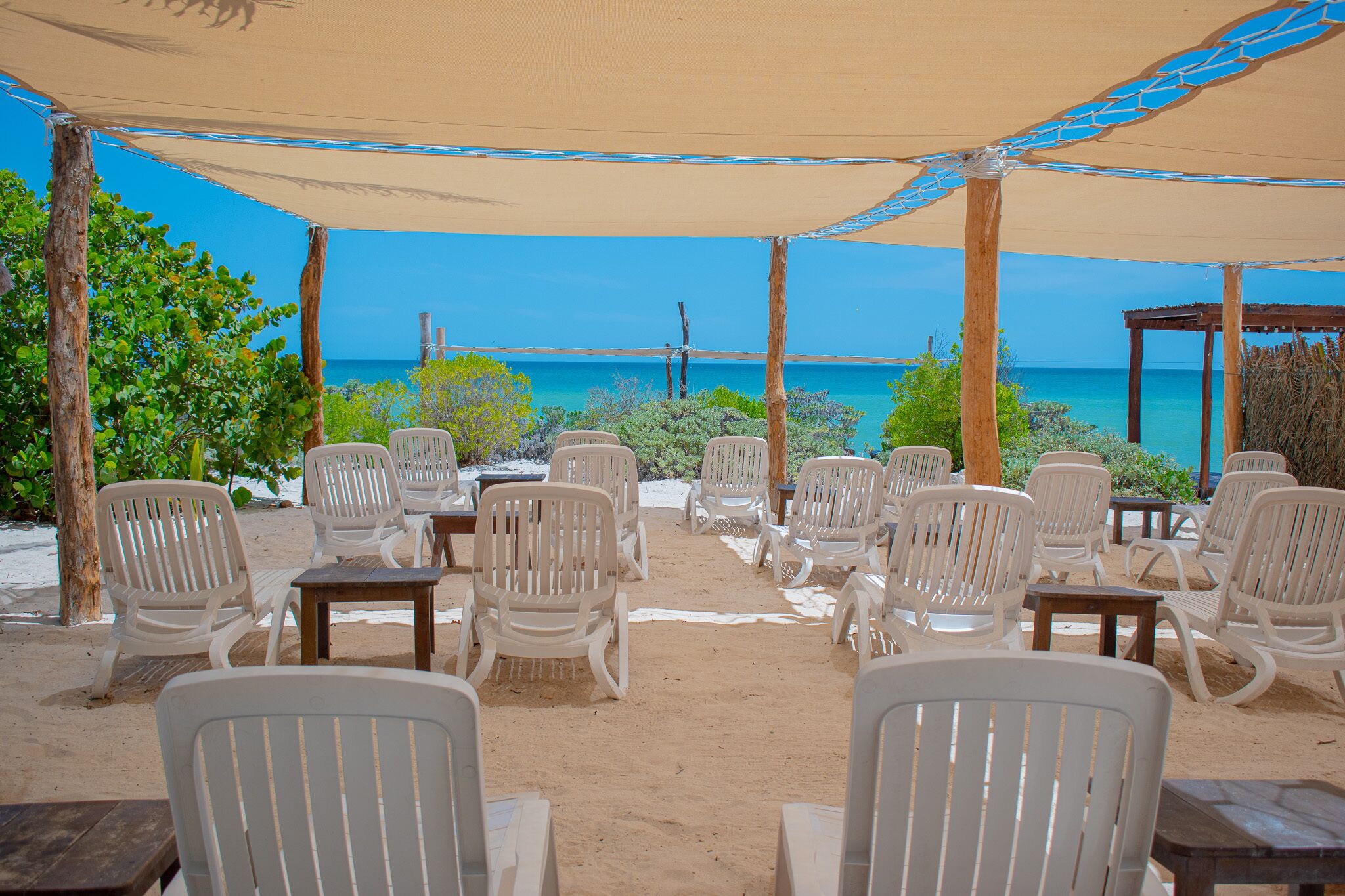 Na praia, barracas de praia de cortesia, espreguiçadeiras, guarda-sóis 