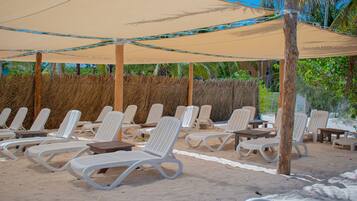 Plage, cabines gratuites, chaises longues, parasols