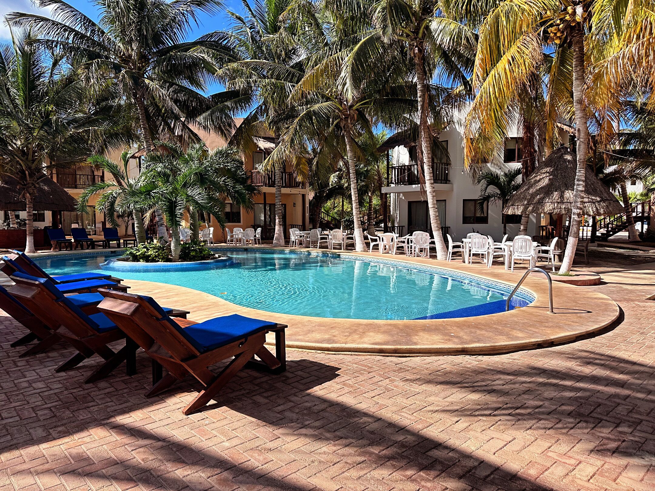 2 piscines extérieures, chaises longues